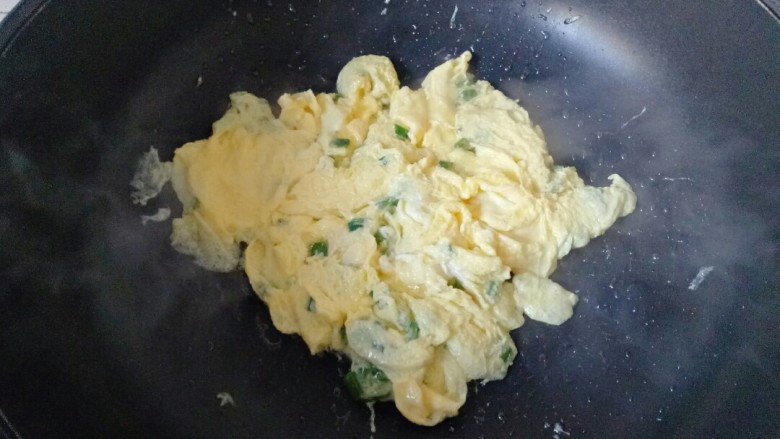 腊肠炒蛋,鸡蛋液凝固，用筷子尽快划散