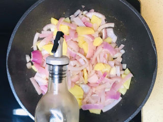 洋葱炒土豆片,看到水份蒸发掉，淋入生抽，调整一下咸度