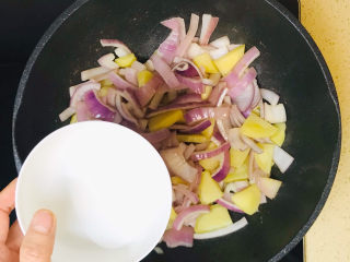 洋葱炒土豆片,翻炒均匀后，加少许清水，土豆富含淀粉，加少许清水以防糊锅