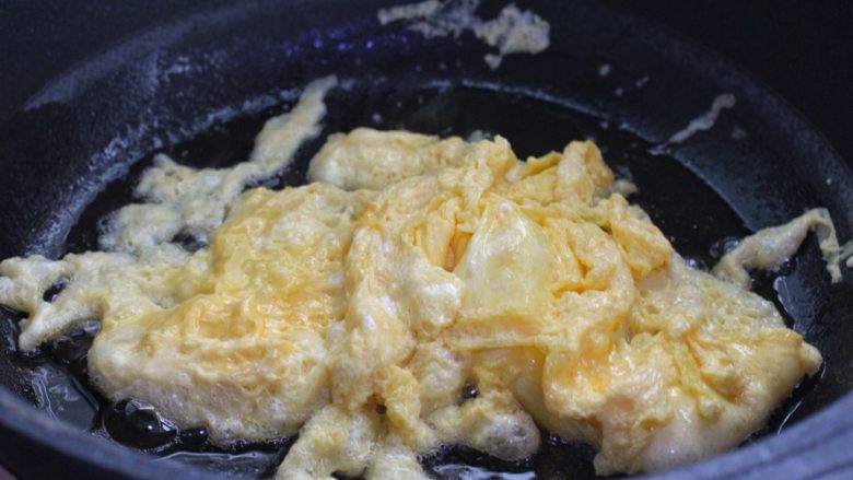 绿豆芽炒韭菜,锅中放食用油烧热，倒入蛋液煎至定型炒成小块盛出。
