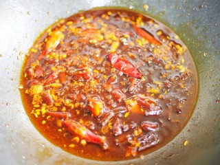 红烧豆腐皮,锅中放入火锅底料煮开，