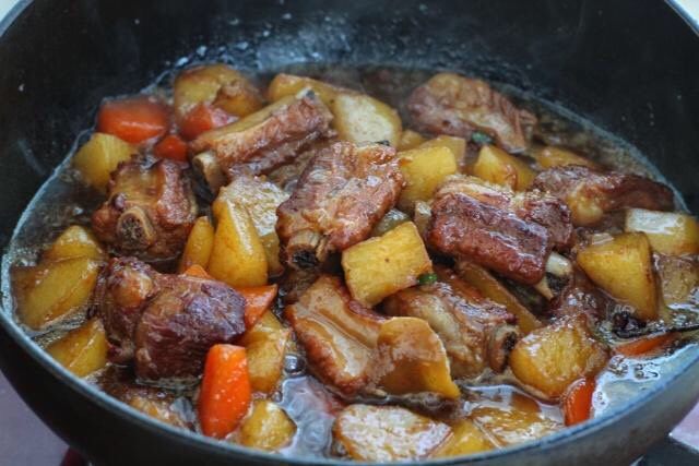胡萝卜炖排骨,待胡萝卜软熟后按照个人口味调入适量的盐，改大火翻炒收汁，出锅前撒入葱花即可。