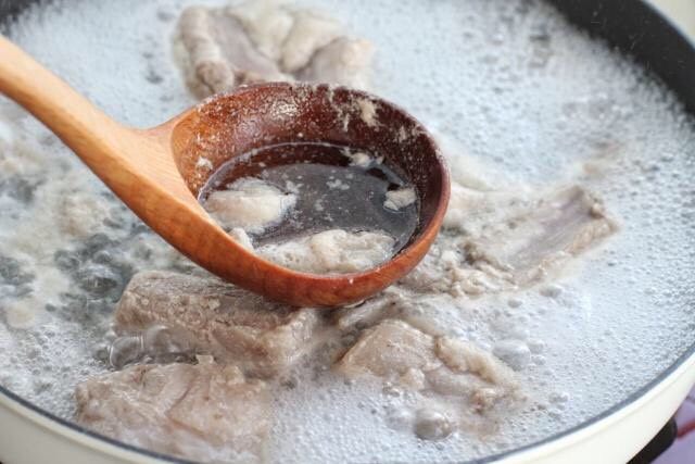 胡萝卜炖排骨,用勺子捞出表面浮沫，再把排骨捞出沥干水分或者用厨房纸擦干。