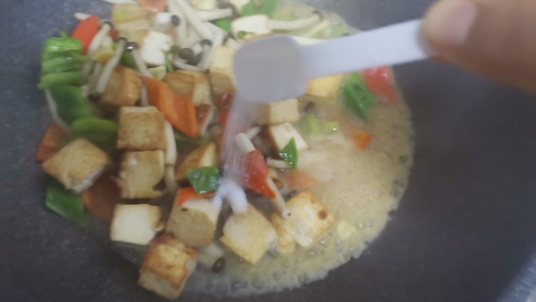 三鲜豆腐,加入适量的盐调味