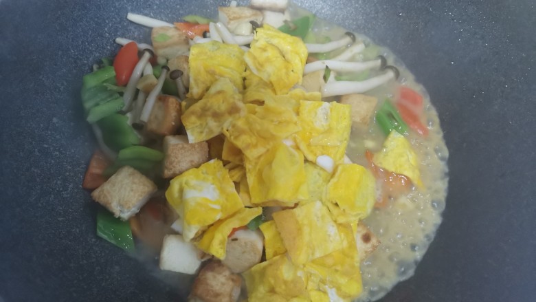 三鲜豆腐,最后加入鸡蛋块翻炒均匀即可出锅