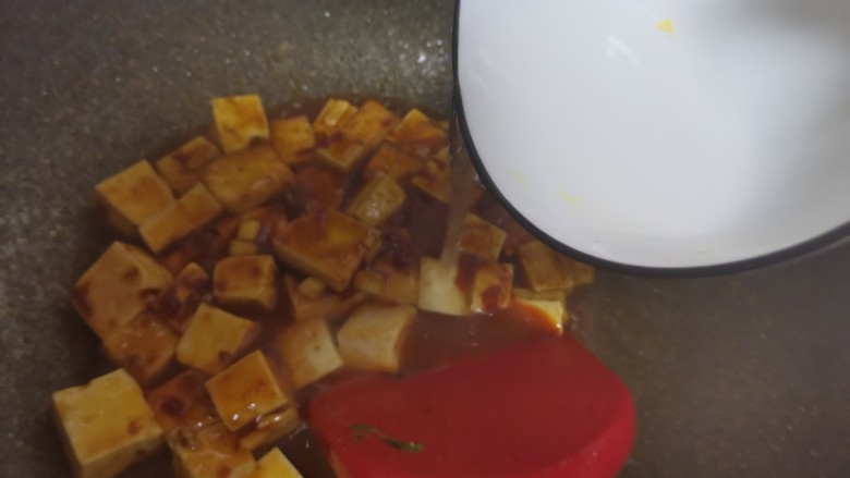 香辣下饭～麻婆豆腐,加入半碗水炖2分钟使豆腐入味