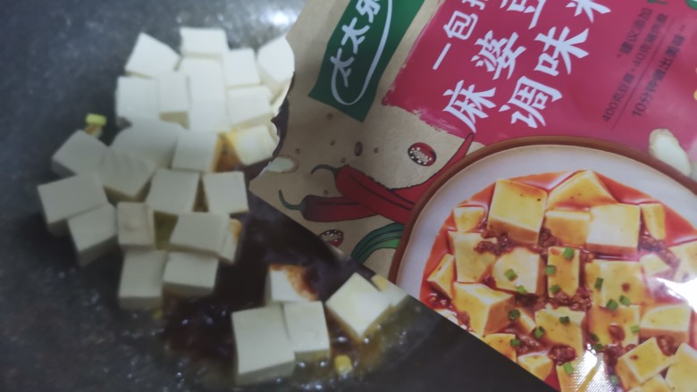 香辣下饭～麻婆豆腐,倒入麻婆豆腐调料翻炒均匀