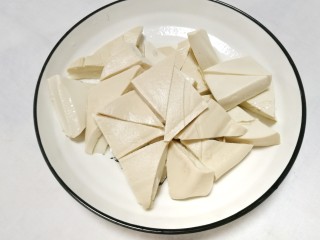 三鲜豆腐,豆腐切三角块。