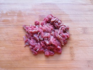 孜然羊肉炒饭,羊肉切碎备用。