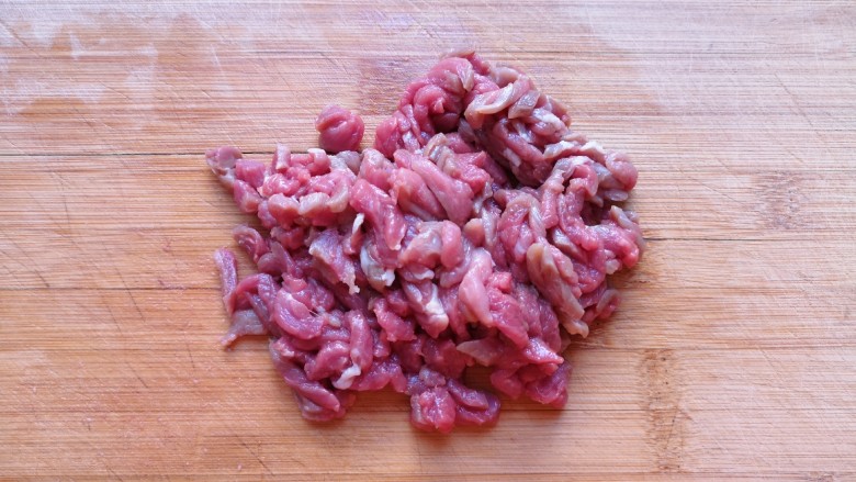 孜然羊肉炒饭,<a style='color:red;display:inline-block;' href='/shicai/ 329'>羊肉</a>切碎备用。