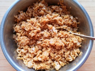 孜然羊肉炒饭,米饭里面加入生抽和老抽，用勺子搅拌均匀备用。