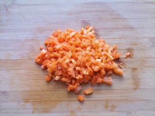 孜然羊肉炒饭,胡萝卜切成小丁。
