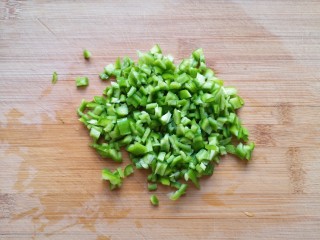 孜然羊肉炒饭,青椒去籽切成小丁。