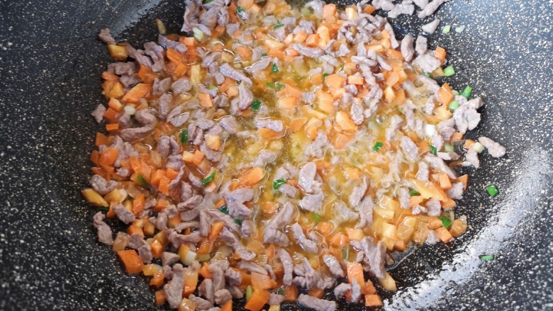孜然羊肉炒饭,下入胡萝卜翻炒均匀。