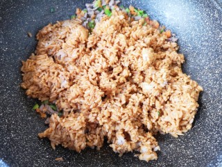 孜然羊肉炒饭,加入拌好的米饭。