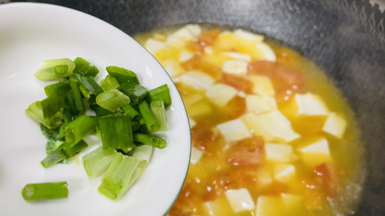 西红柿豆腐汤,入葱花