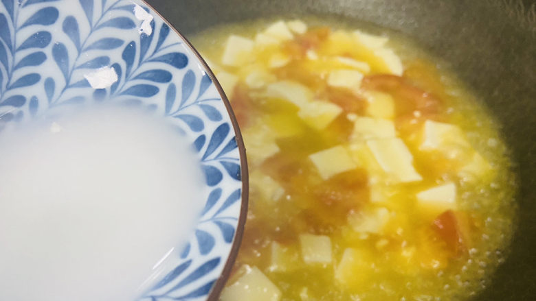 西红柿豆腐汤,淋入水淀粉烧开