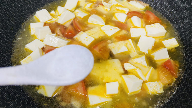 西红柿豆腐汤,根据个人口味加入适量盐
