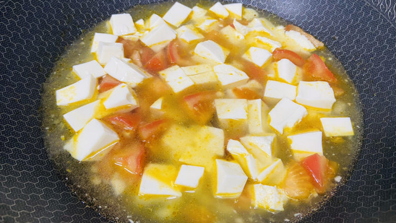 西红柿豆腐汤,加入两碗热水大火烧开转中火煮五分钟