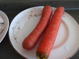 胡萝卜炖排骨,胡萝卜两根。