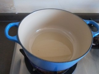 胡萝卜炖排骨,锅中倒入少许油。