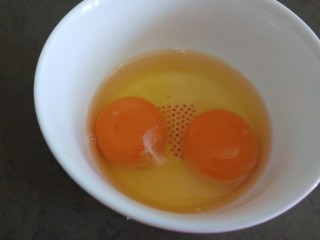 鸡蛋炒粉丝,鸡蛋两个打入碗中。