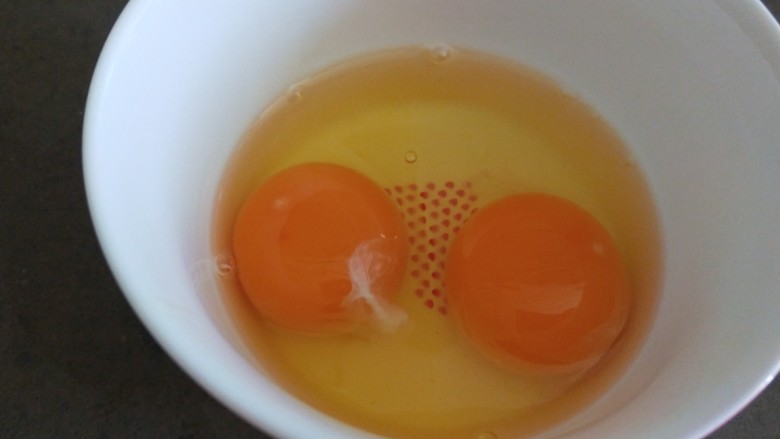鸡蛋炒粉丝,鸡蛋两个打入碗中。