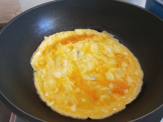 鸡蛋炒粉丝,锅加热倒入鸡蛋液摊成鸡蛋饼。