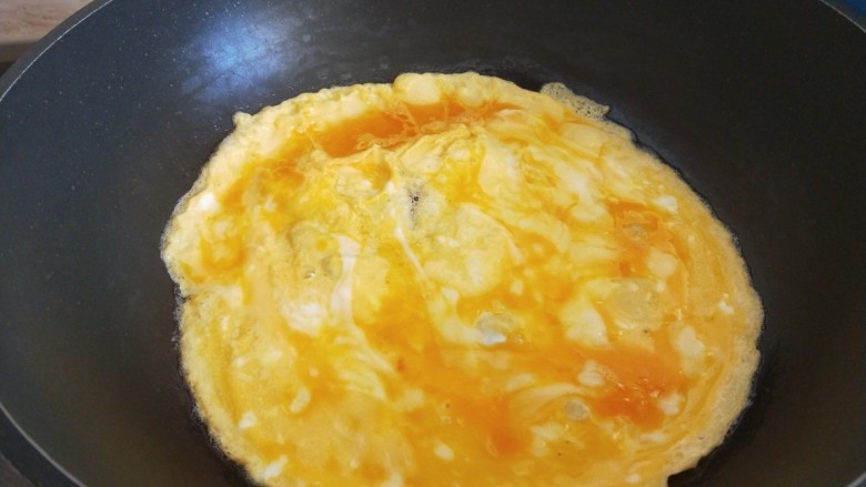 鸡蛋炒粉丝,锅加热倒入鸡蛋液摊成鸡蛋饼。