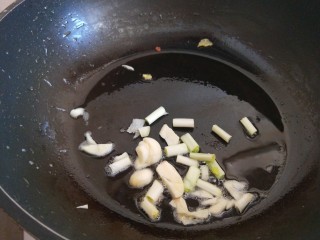 鸡蛋炒粉丝,锅中倒入适量油炒香葱姜蒜。