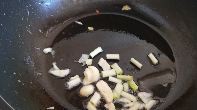 鸡蛋炒粉丝,锅中倒入适量油炒香葱姜蒜。