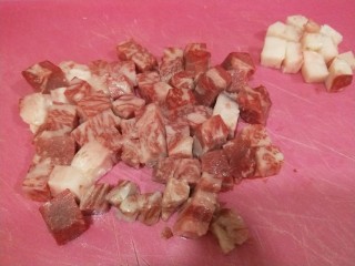 黑椒牛肉粒,切成小粒。