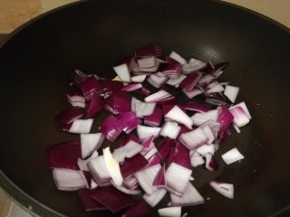 黑椒牛肉粒,倒入锅中干煸7成熟。