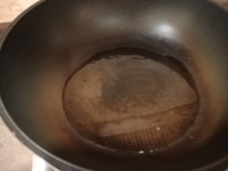 黑椒牛肉粒,锅中倒入适量油。