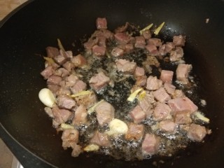 黑椒牛肉粒,翻炒均匀。