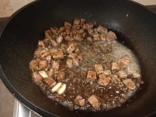 黑椒牛肉粒,加入黑胡椒酱，洋葱炒均匀。