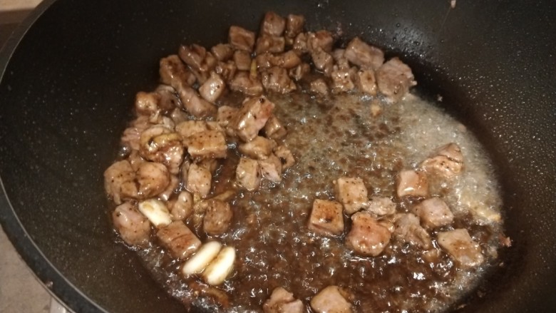 黑椒牛肉粒,加入黑胡椒酱，洋葱炒均匀。