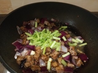 黑椒牛肉粒,加入芹菜炒均匀即可。