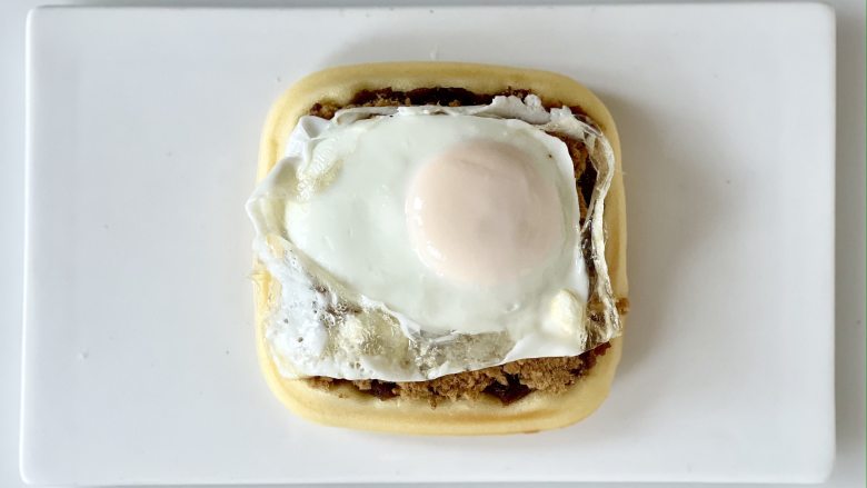 豆沙肉松鸡蛋华夫饼三明治,在肉松上放上煎蛋；