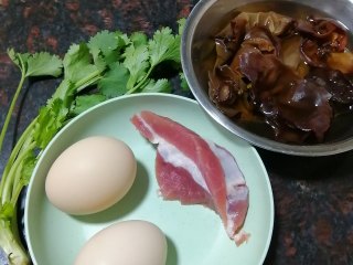 木耳蛋花汤,准备材料，木耳用温水泡发