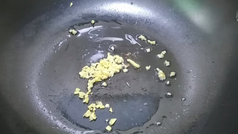 木耳蛋花汤,加入姜末，爆香
