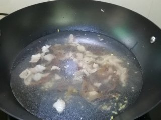 木耳蛋花汤,加入适量清水，盖上盖，煮5分钟左右