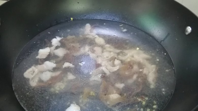 木耳蛋花汤,加入适量清水，盖上盖，煮5分钟左右