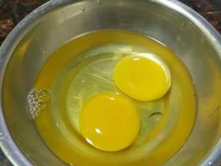木耳蛋花汤,煲汤的时候，把鸡蛋打入碗里