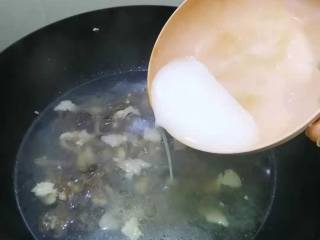 木耳蛋花汤,    加入盐，加入芡水，搅拌均匀
