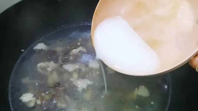 木耳蛋花汤,    加入盐，加入芡水，搅拌均匀