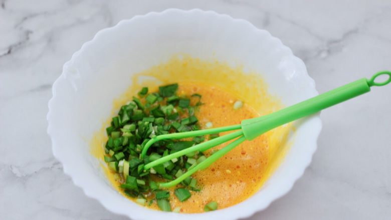 日式火腿鸡蛋卷,加入韭菜末拌匀。