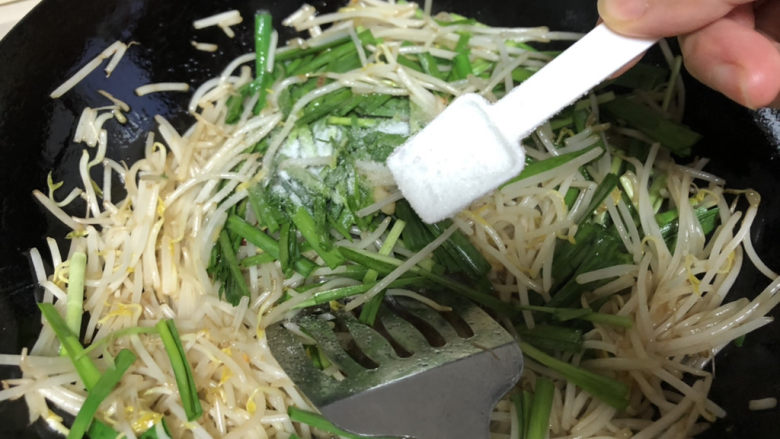 绿豆芽炒韭菜,加调味品