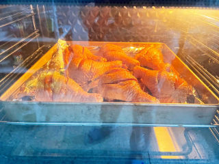 蜜汁烤鸡腿,放入预热好的烤箱，上下火180度，中层烘烤50分钟