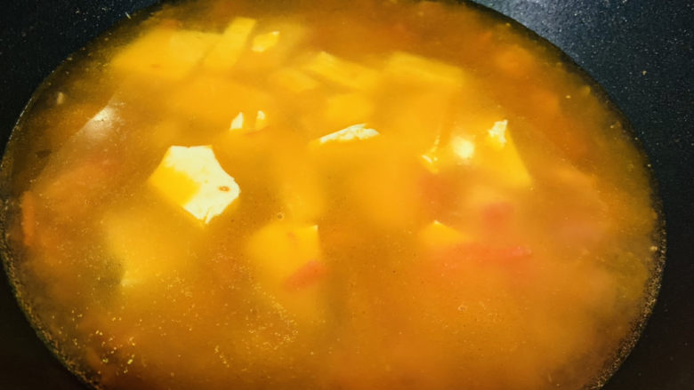 西红柿豆腐汤,加入豆腐，大火煮开